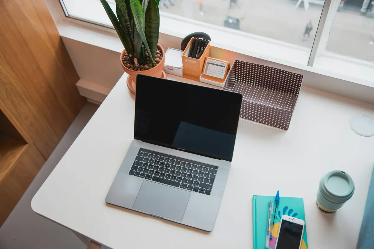 Partnerstwa z lokalnymi kawiarniami i coworkingami